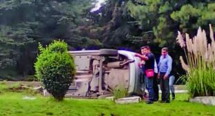 Choca contra muro y queda en jardines de restaurante, en Ocoyoacac. Noticias en tiempo real