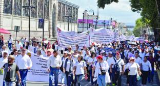 Trabajadores del ISEM marchan por mejoras en salud, en Toluca. Noticias en tiempo real