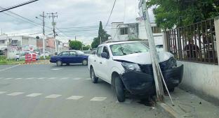 Camioneta se estrella contra poste en Hacienda Chichimequillas. Noticias en tiempo real