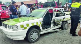 Aparatoso accidente entre taxi y camioneta deja cinco heridos en Zinacantepec. Noticias en tiempo real