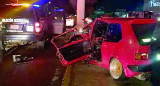 Rescatan a dos sujetos prensados en automóvil tras chocar, en Metepec. Noticias en tiempo real