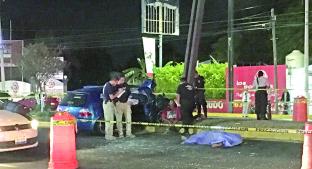 Evita chocar contra vehículo accidentado y se va contra poste, en Corregidora. Noticias en tiempo real