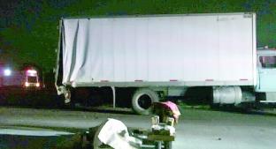 Un empleado de Estafeta perdió la vida luego chocar con camión en El Marqués. Noticias en tiempo real