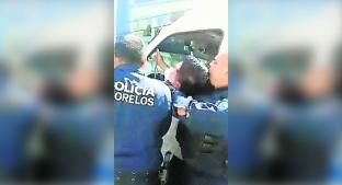 Policías golpean y arrestan a chofer por rozar su patrulla, en Cuernavaca  . Noticias en tiempo real