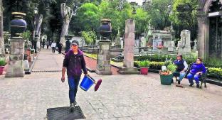 Habitantes de Toluca apresuran limpieza de tumbas por cortes de agua. Noticias en tiempo real