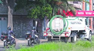 Reparto de agua se realiza con custodia de policías, en Iztapalapa. Noticias en tiempo real