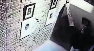 Jóvenes dañan grabado de Dalí por culpa de 'selfie', en Rusia. Noticias en tiempo real