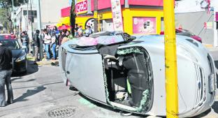 Camión se lleva entre las llantas un auto en Centro Histórico de Toluca. Noticias en tiempo real