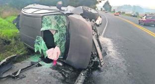 Automovilista choca contra camión y vuelca en carretera federal Toluca - Villa Victoria. Noticias en tiempo real