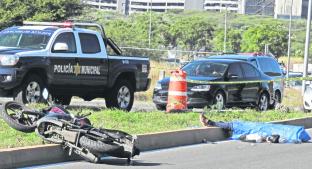 Motociclista pierde la vida tras aparatoso accidente sobre Boulevard Bernardo Quintana. Noticias en tiempo real