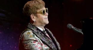 Elton John protagoniza emotivo comercial de Navidad. Noticias en tiempo real
