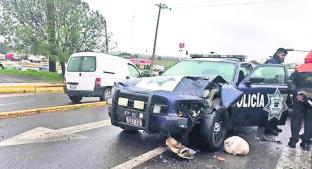 Patrulla a exceso de velocidad se estrella contra camioneta, en Toluca. Noticias en tiempo real