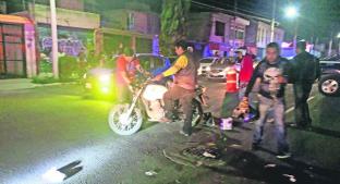 Camioneta golpea a dos en motocicleta, en Bernardo Quintana . Noticias en tiempo real