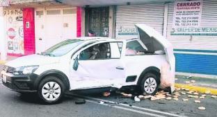 Taxi impacta contra camioneta repartidora de pan, en Toluca . Noticias en tiempo real