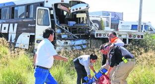 Imprudencia provoca accidente a autobús del IPN, en la México-Querétaro. Noticias en tiempo real