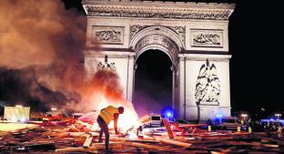 Manifestantes se enfrentaron con la Policía por alza de combustibles, en París. Noticias en tiempo real