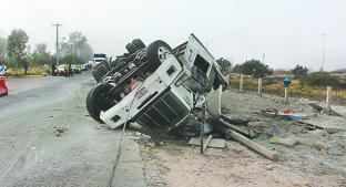 Tráiler cargado de cemento vuelca sobre autos en carretera de San Juan del Río. Noticias en tiempo real
