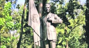 Develan estatua de Enrique Peña Nieto, en Los Pinos . Noticias en tiempo real