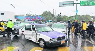 Atracadores intentan escapar en taxi pero sufren choque, en Cuernavaca. Noticias en tiempo real