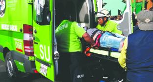 Motociclista ebrio maneja en sentido contrario y coche lo avienta, en Toluca. Noticias en tiempo real