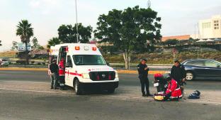 Motoneto sufre accidente tras ser golpeado por vehículo, en Boulevard Bernardo Quintana. Noticias en tiempo real
