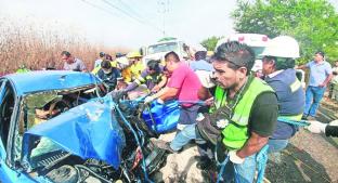 Por intentar rebasar, se impacta contra pipa de agua en Ayala. Noticias en tiempo real