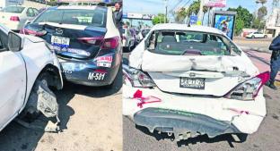 Grúa arrasa con autos y provoca caos en avenida de Querétaro. Noticias en tiempo real