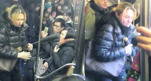 Rusa patea a una chica asiática en el metro de Nueva York. Noticias en tiempo real