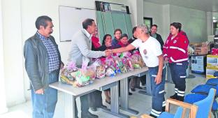 Vecinos dan regalo a 70 servidores públicos en agradecimiento, en Toluca. Noticias en tiempo real