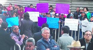 Ambulantes reciben a Edil con protesta, en Toluca. Noticias en tiempo real