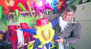 Artesano de Temoaya le da vida a las tradiciones mexicanas haciendo piñatas. Noticias en tiempo real