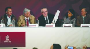 Andrés Manuel López Obrador firma decreto para subir salarios y reducir impuestos . Noticias en tiempo real