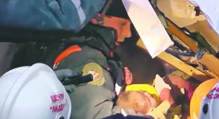 Encuentran bebé con vida bajo los escombros después de una explosión. Noticias en tiempo real