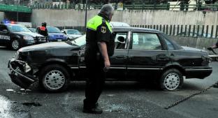Automovilista termina lesionado tras chocar contra taxi, en Paseo Tollocan. Noticias en tiempo real