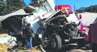Camión sufre volcadura y deja costales de sal regados, en Ocyoacac. Noticias en tiempo real