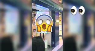 VIDEO: Ponen escena porno en televisión de tienda departamental, en Hong Kong. Noticias en tiempo real