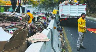 Camión riega diez toneladas de cartón en la México-Cuernavaca. Noticias en tiempo real
