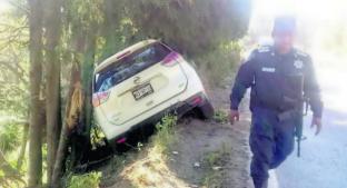 Árboles salvan a camioneta de caer en barranco, en carretera Toluca - Tenancingo. Noticias en tiempo real
