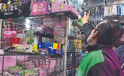 Prohibidos, pero a la venta: vapeadores siguen inundando el Centro Histórico de la CDMX