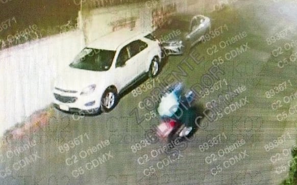 Pasajero vestido de negro pidió un taxi en Iztapalapa… el conductor apareció muerto dentro del auto