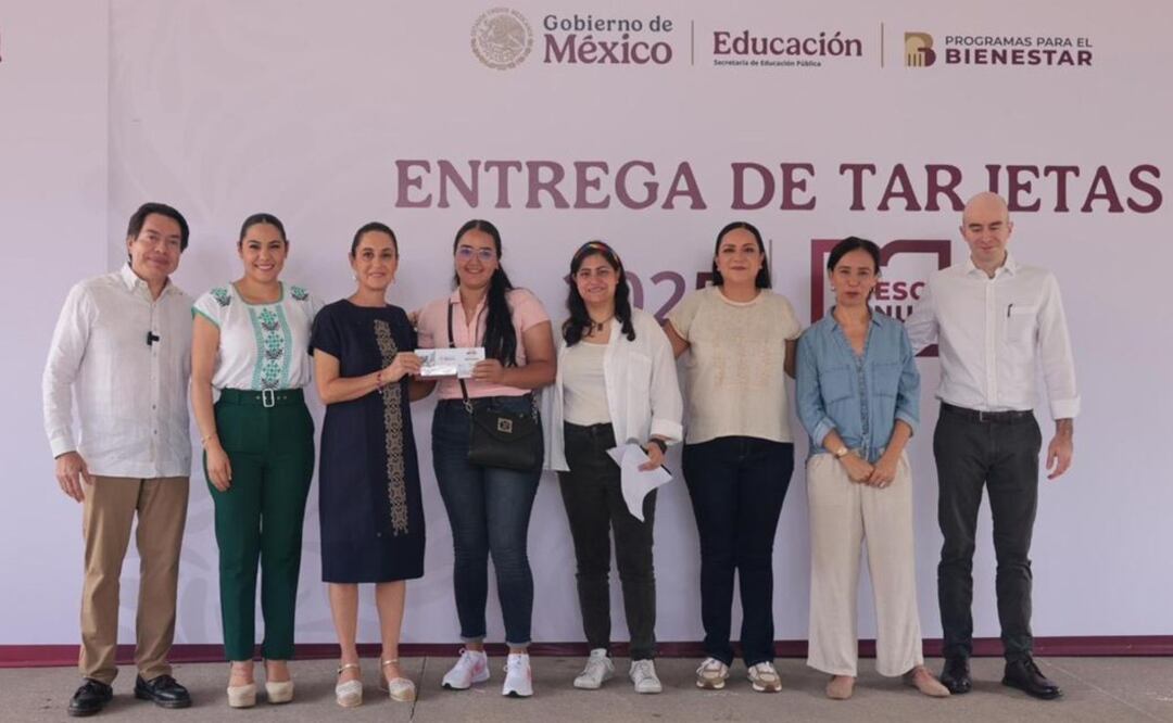 Ariadna Montiel, secretaria del Bienestar, acompaña a la presidenta Claudia Sheinbaum. Foto: (Especial)