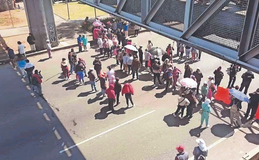 Tras 5 horas de bloqueo en Metro Santa Martha, vecinos de La Colmena logran acuerdo con CDMX
Imagen: ESPECIAL