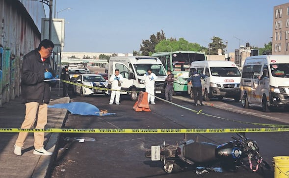 Muere mujer policía de Tránsito tras derrapar su moto en Canal de Churubusco 