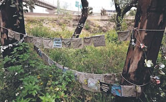 El tiempo sepulta el memorial por los 32 muertos en Puente de la Concordia