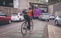 Ciclovía de Tlalpan en Taxqueña: Filtraciones y baches afectan la nueva ruta ciclista