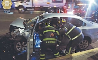 Aparatoso choque en San Pedro de los Pinos: Conductor sobrevive tras quedar prensado