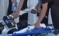 Se quiso hacer el fuerte y terminó "hospitalizado": Robot cae en plena competencia