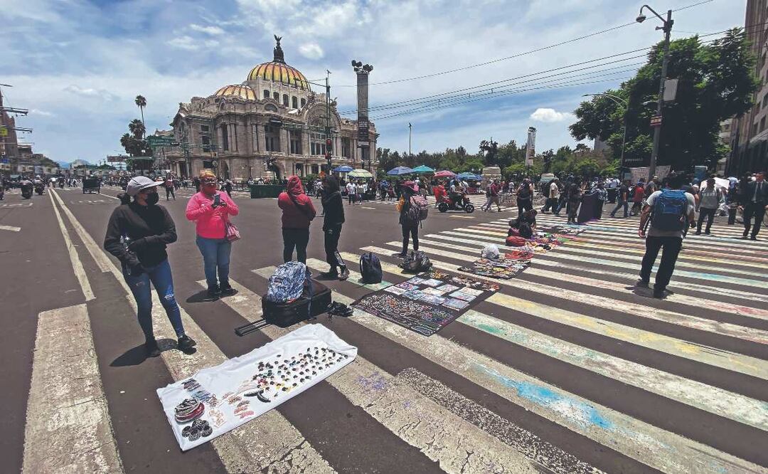 Bellas Artes cercada para sacar a vendedoras ambulantes