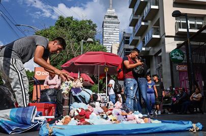 Vendedores ambulantes operan sin extintores y con precios cada vez más elevados, en Alameda Central