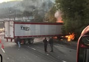 Tráiler se incendia tras brutal choque y causa TRÁFICO INTENSO en la autopista México-Toluca